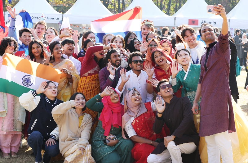 Foreign students on the afternoon of Nov. 7 take a photo at the event 