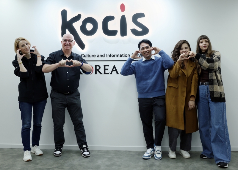 This year's top five top Honorary Reporters on Nov. 5 take a group photo at the Korea.net office in Seoul's Jongno-gu District. From left are Yulia Veselchakova from Russia; Manuel Guthmann from Germany; Frenky Ramiro de Jesus from East Timor; Ilse Gabriela Diaz Gasca from Mexico; and Foteini Chatzoudi from Greece. (Lee Jun Young) 