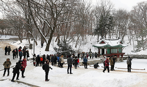 Palace snowscape welcomes tourists