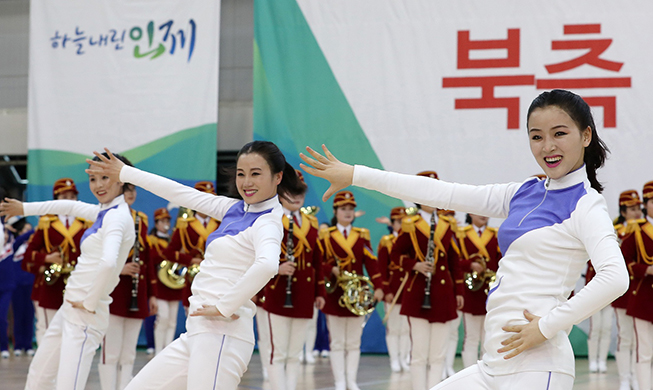 North Korean cheering squad bids farewell to Inje County