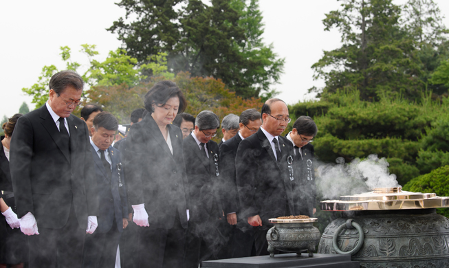 President Moon honors fallen soldiers at Memorial Day ceremony