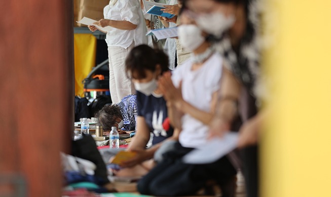 [Korea in photos] Praying for success in college entrance exam