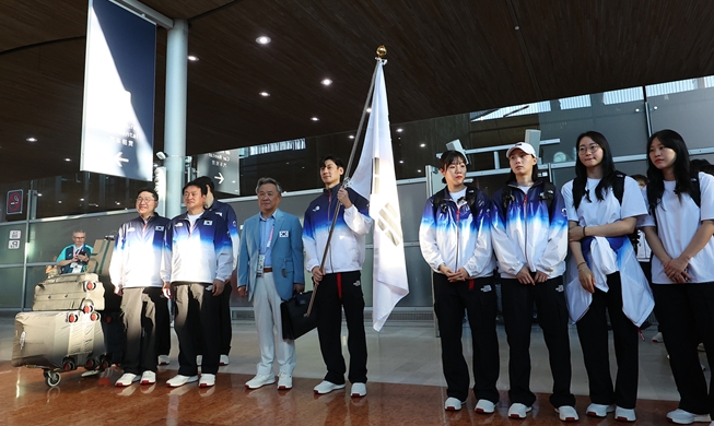 Main contingent of Summer Olympics team arrives in Paris