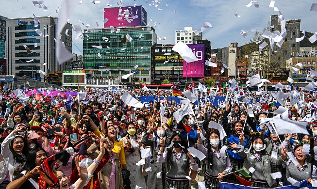 5,000 people greet BIE delegation at Busan Station