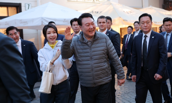 President Yoon, US senator sing 'American Pie' in Lithuania