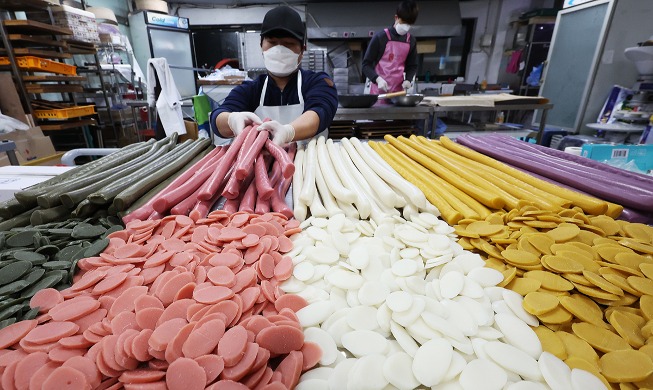 Cylindrical strands of rice cake in five colors