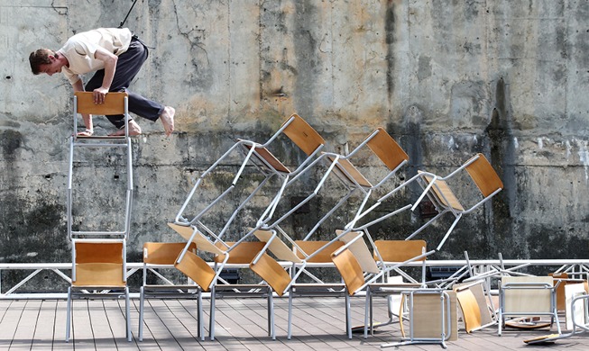 [Korea in photos] French circus team 'falling but not falling'