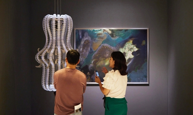 Crowd Frieze-ing! Famed fair makes Seoul art hub of Asia