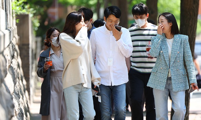 Light walk on first day after lifting of outdoor mask mandate