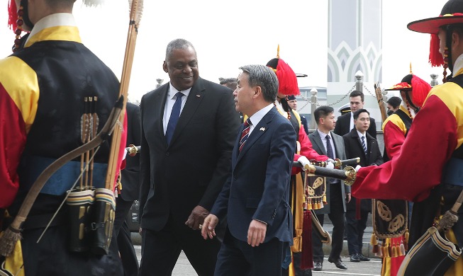 Defense chief, US counterpart walk toward conference room