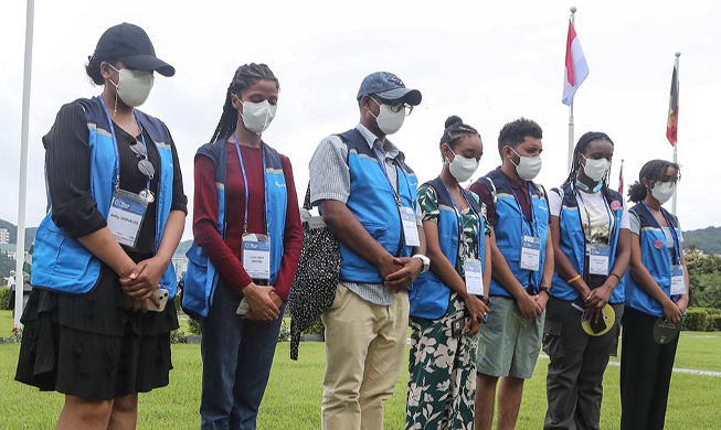 Descendants of Korean War veterans visit cemetery in Busan