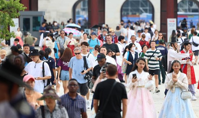 🎧 No. of foreign tourists breaks 1M in July led by Chinese