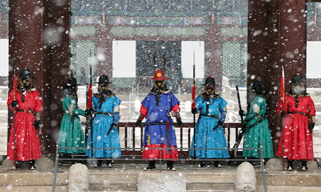 Guarding Geunjeongmun Gate amid heavy snow