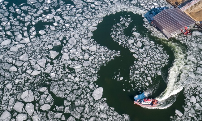 Rescue boat creates route on icy Hangang River