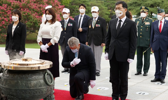 Korean, Colombian war veterans meet at Seoul cemetery